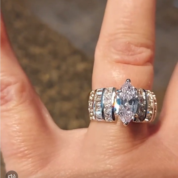 New 925 Silver Sparkly Band Women Engagement Party Ring - Picture 6 of 8